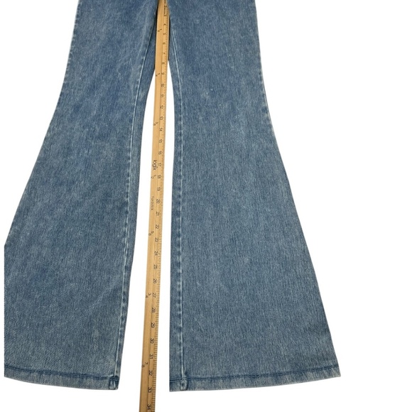 Good American Soft Sculpt Pull On Flare Jeans Size M - Picture 11 of 14